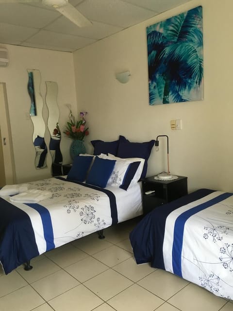 Triple Room | Desk, soundproofing, iron/ironing board, free WiFi