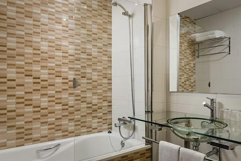 Combined shower/tub, eco-friendly toiletries, hair dryer, towels