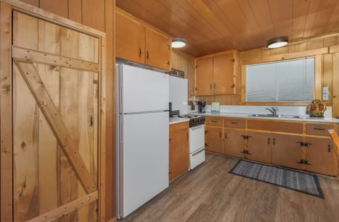 Panda Bear Cabin | Private kitchen | Full-size fridge, microwave, oven, stovetop