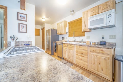 Grimes Creek Vacation Home | Private kitchen | Full-size fridge, microwave, oven, stovetop