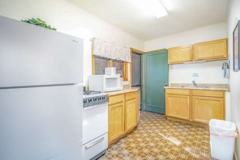 Koala Bear Cabin | Private kitchen | Full-size fridge, microwave, oven, stovetop