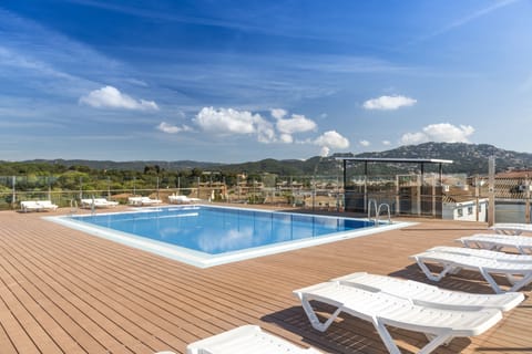 Outdoor pool, sun loungers