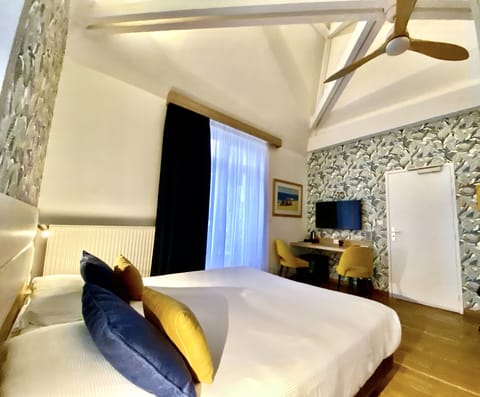 Superior Double Room | In-room safe, desk, blackout drapes, soundproofing