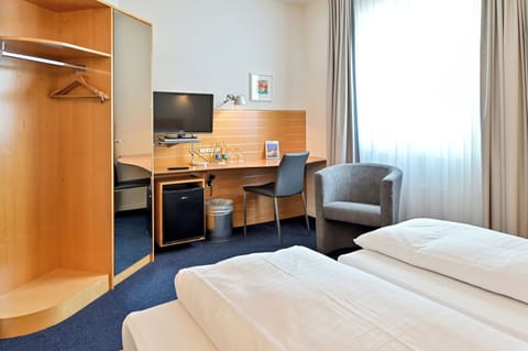 Standard Double Room, 2 Twin Beds | Bathroom | Free toiletries, hair dryer, towels