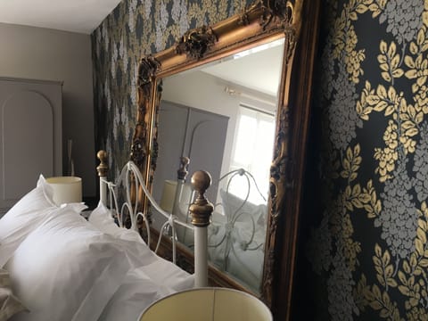 Luxury Double Room, Ensuite (Brunyee) | WiFi