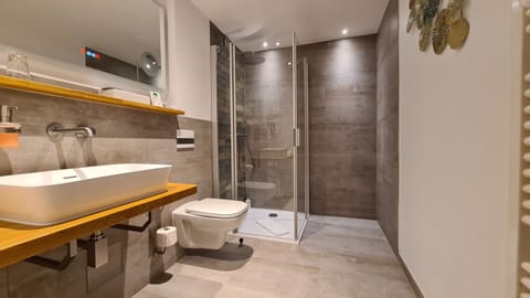 Junior Studio Suite | Bathroom | Shower, free toiletries, hair dryer, towels