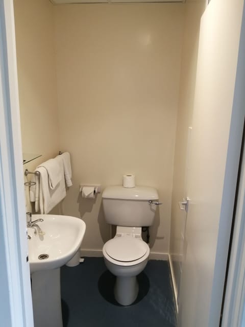 Standard Single Room | Bathroom | Hair dryer, towels