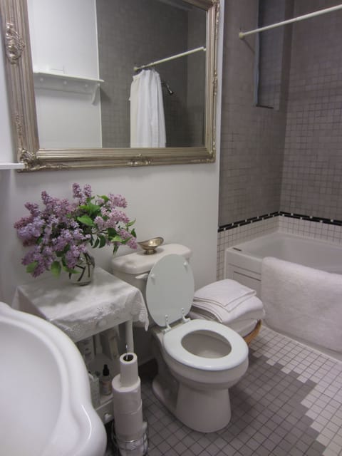 The Chapel Room | Bathroom | Free toiletries, hair dryer, towels, shampoo