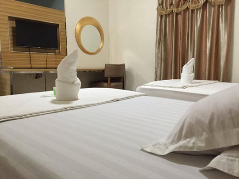 Deluxe Twin Room | Desk, rollaway beds, free WiFi, bed sheets