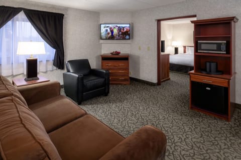 Suite, 1 King Bed | Desk, blackout drapes, soundproofing, iron/ironing board