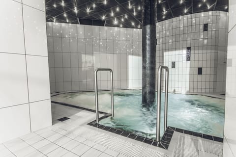 Indoor spa tub