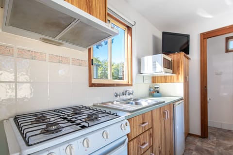 Ensuite Cabin | Private kitchenette | Fridge, microwave, stovetop, coffee/tea maker