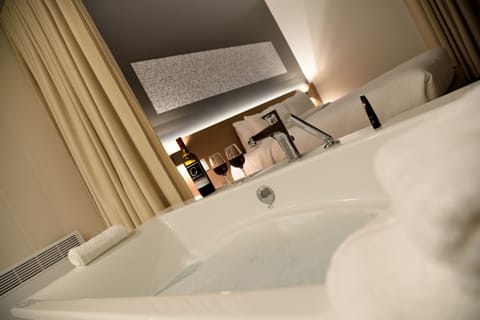 Executive Suite, 1 King Bed, Balcony, Lake View | Deep soaking bathtub