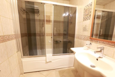 Spring water tub, eco-friendly toiletries, hair dryer, bathrobes