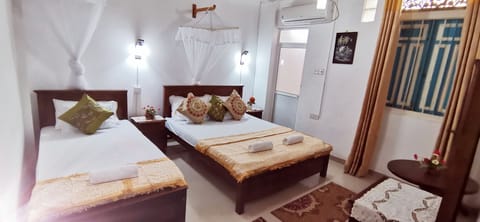 Basic Triple Room, 1 Bedroom, Ensuite, Corner | Laptop workspace, blackout drapes, free WiFi, bed sheets