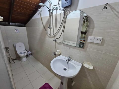 Traditional Triple Room, Ensuite, Ocean View | Bathroom | Shower, free toiletries, hair dryer, bidet