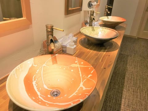 Bathroom sink