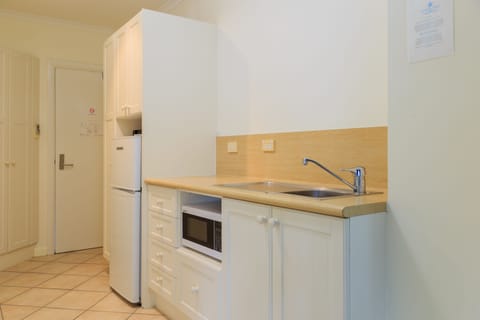 Apartmant, 1 Bedroom with Disability Access | Private kitchen | Full-size fridge, microwave, stovetop, coffee/tea maker