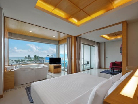 Sea View Suite | Premium bedding, pillowtop beds, minibar, in-room safe