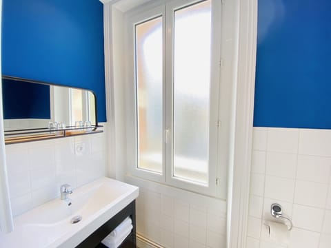 Standard Triple Room | Bathroom | Free toiletries, hair dryer, towels