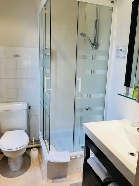 Comfort Twin Room, 2 Twin Beds | Bathroom | Free toiletries, hair dryer, towels