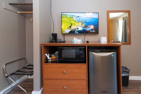 Family Room, Non Smoking | 1 bedroom, premium bedding, iron/ironing board, free WiFi