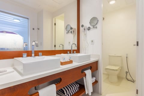 Superior Double Room | Bathroom | Shower, free toiletries, hair dryer, towels