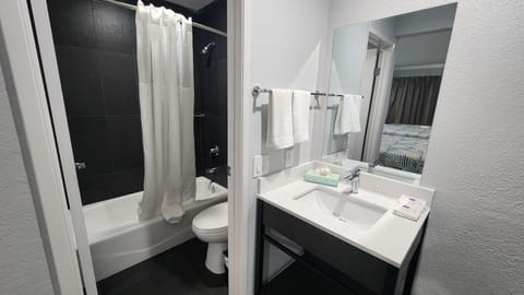 Combined shower/tub, free toiletries, towels