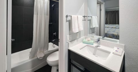 Combined shower/tub, free toiletries, towels