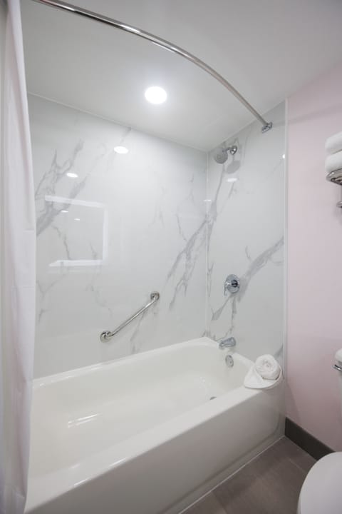 Combined shower/tub, hair dryer, towels