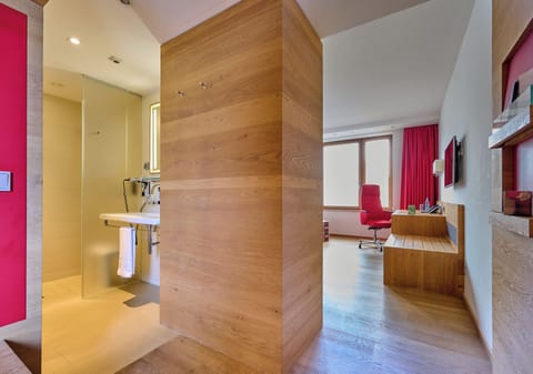 Business Single Room | Bathroom | Shower, free toiletries, hair dryer, towels