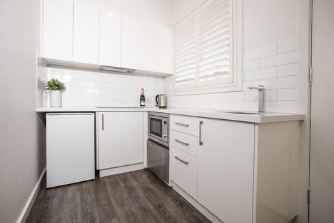 Studio Apartment Twin Queen | Private kitchenette | Fridge, microwave, stovetop, dishwasher