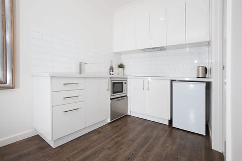 Studio Apartment Queen  | Private kitchenette | Fridge, microwave, stovetop, dishwasher