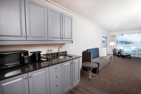 Junior Presidential Suites | Private kitchen | Mini-fridge, coffee/tea maker