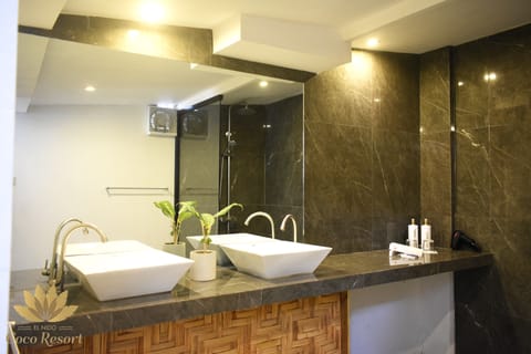 Family Villa, Beachside | Bathroom | Shower, rainfall showerhead, free toiletries, hair dryer