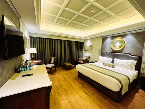 Executive Room, 1 Queen Bed | Egyptian cotton sheets, premium bedding, pillowtop beds, in-room safe