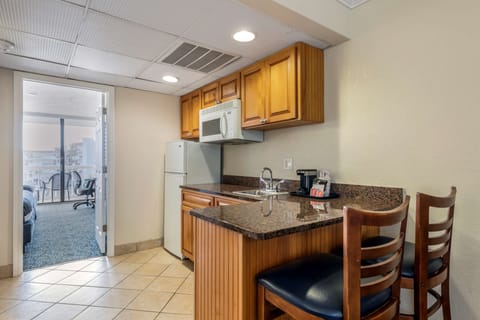 Family Suite, 2 Queen Beds, Non Smoking, Kitchenette (with Sofabed) | Private kitchenette | Fridge, microwave, coffee/tea maker