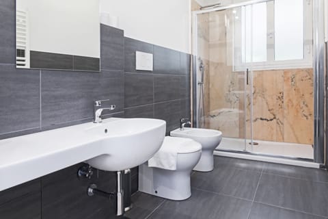 Family Room | Bathroom | Shower, free toiletries, hair dryer, bidet