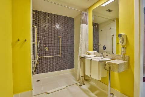 Superior Room | Bathroom | Shower, rainfall showerhead, free toiletries, hair dryer