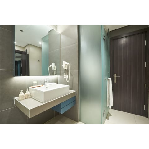 Mango Suite | Bathroom | Free toiletries, hair dryer, slippers, bidet