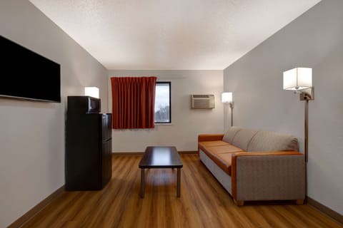 Standard Suite, 1 Queen Bed, Non Smoking | Free WiFi, bed sheets