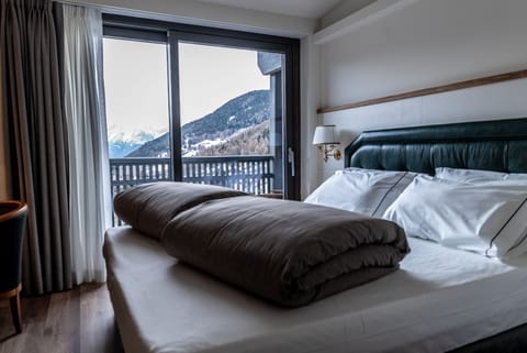 Premium bedding, down comforters, minibar, in-room safe