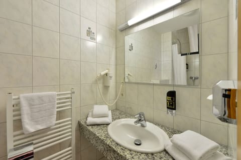 Double Room | Bathroom | Shower, free toiletries, hair dryer, towels