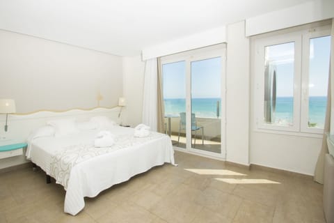 Junior Studio Suite, Sea View | In-room safe, desk, blackout drapes, iron/ironing board