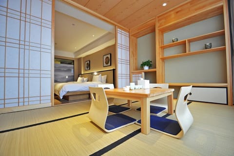 Tatami Room | Minibar, desk, blackout drapes, iron/ironing board