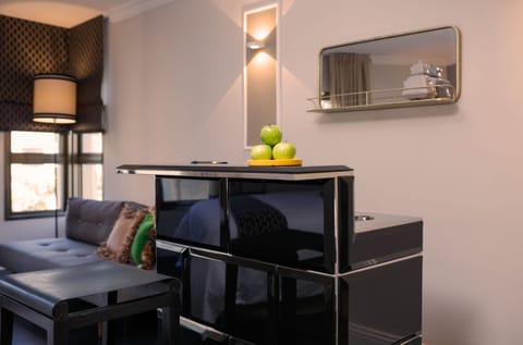 Junior Suite | Private kitchen | Mini-fridge, espresso maker, electric kettle