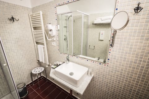 Shower, free toiletries, hair dryer, bidet