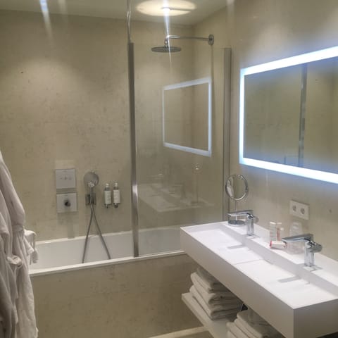 Comfort Suite | Bathroom | Designer toiletries, hair dryer, bathrobes, towels