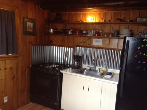 Ponderosa | Private kitchen | Fridge, microwave, stovetop, coffee/tea maker