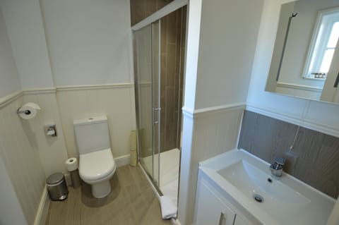 Standard Twin Room | Bathroom | Combined shower/tub, free toiletries, hair dryer, towels